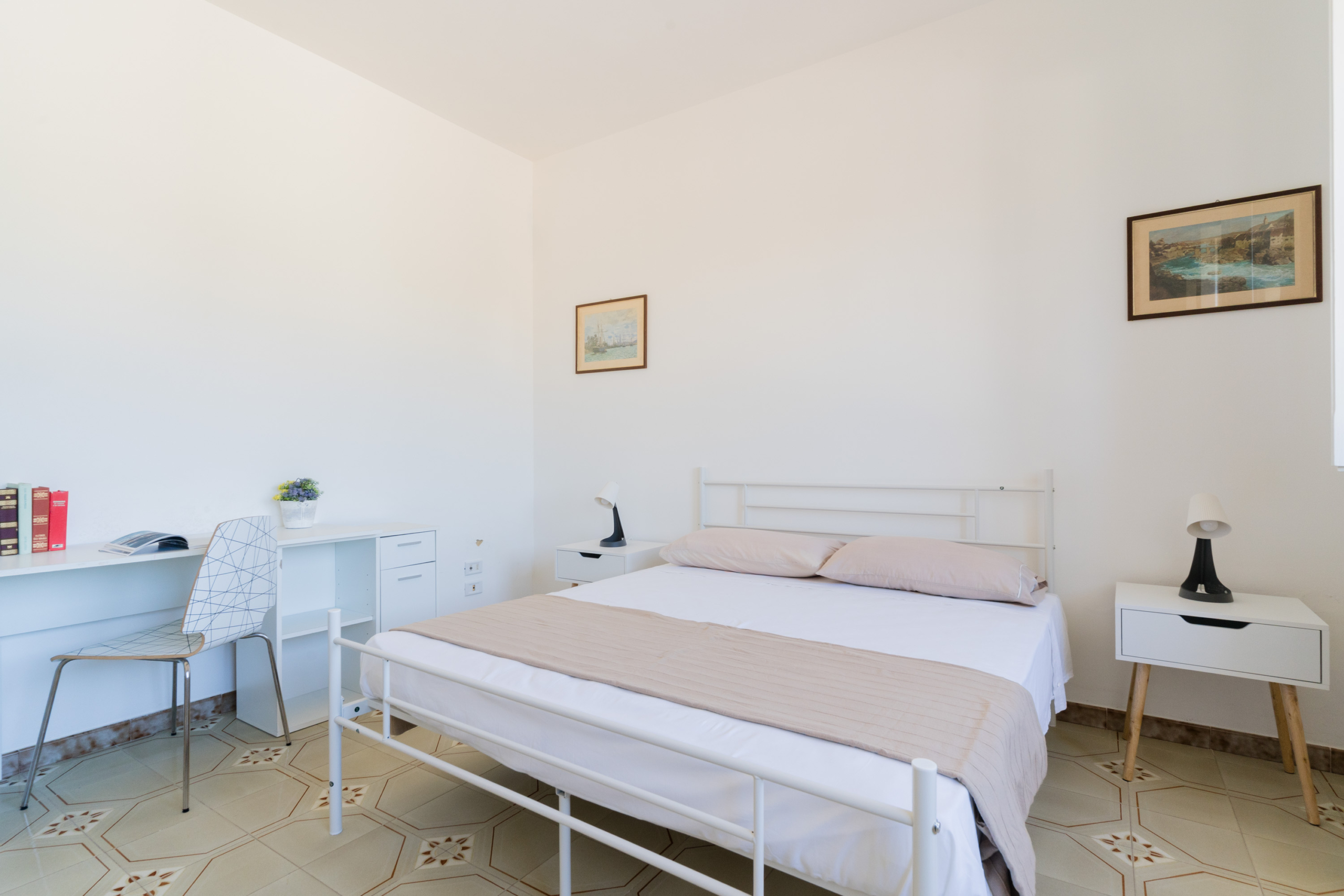 Camera da letto luminosa in villa vicino al mare a Mancaversa.