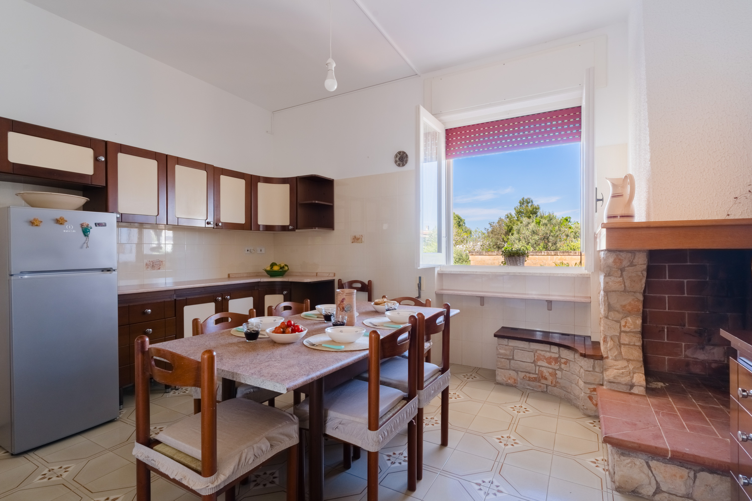 Sala pranzo con angolo cottura Villa Li Giannelli
