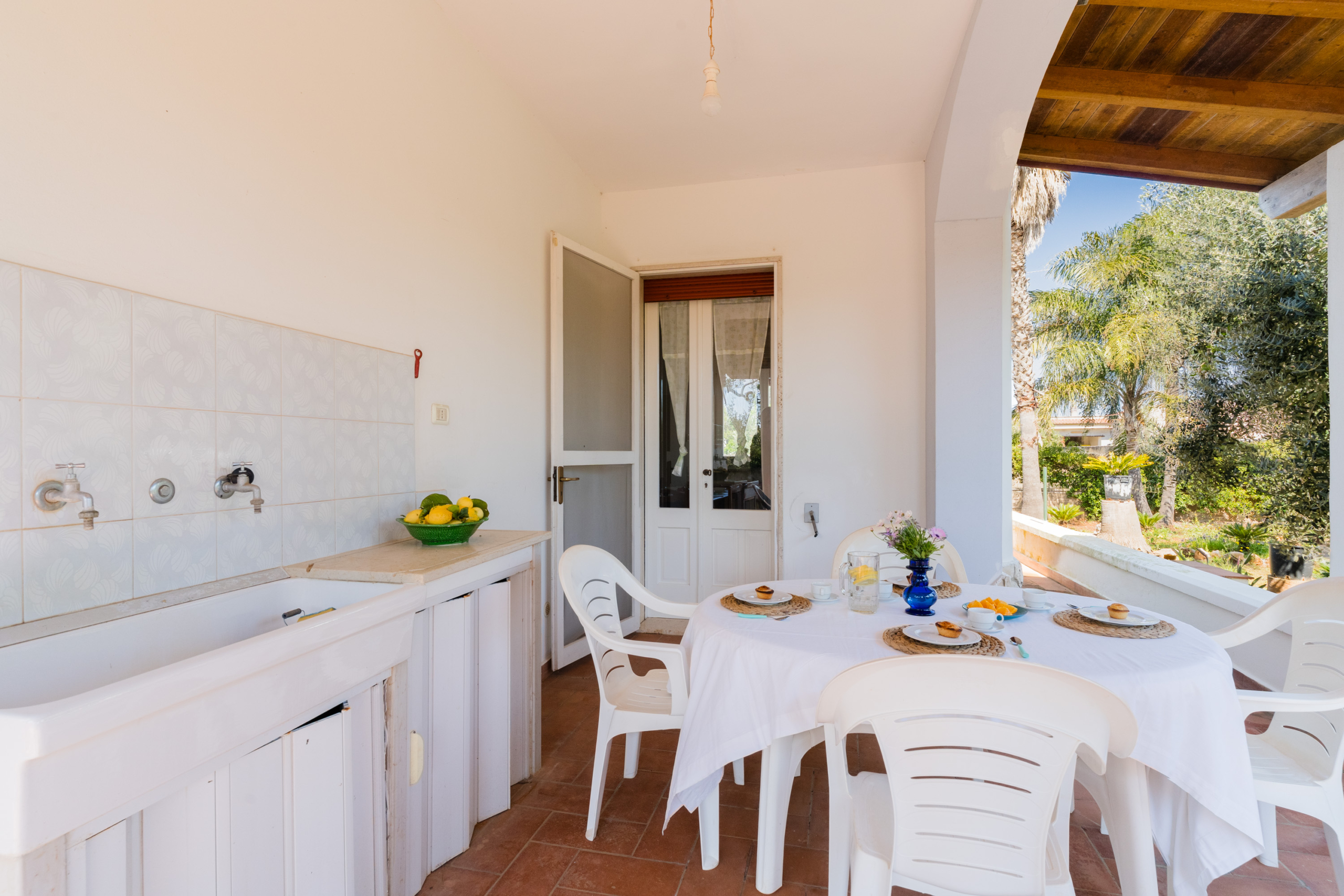 Colazione all'aperto immersi nel verde durante le vacanze al mare