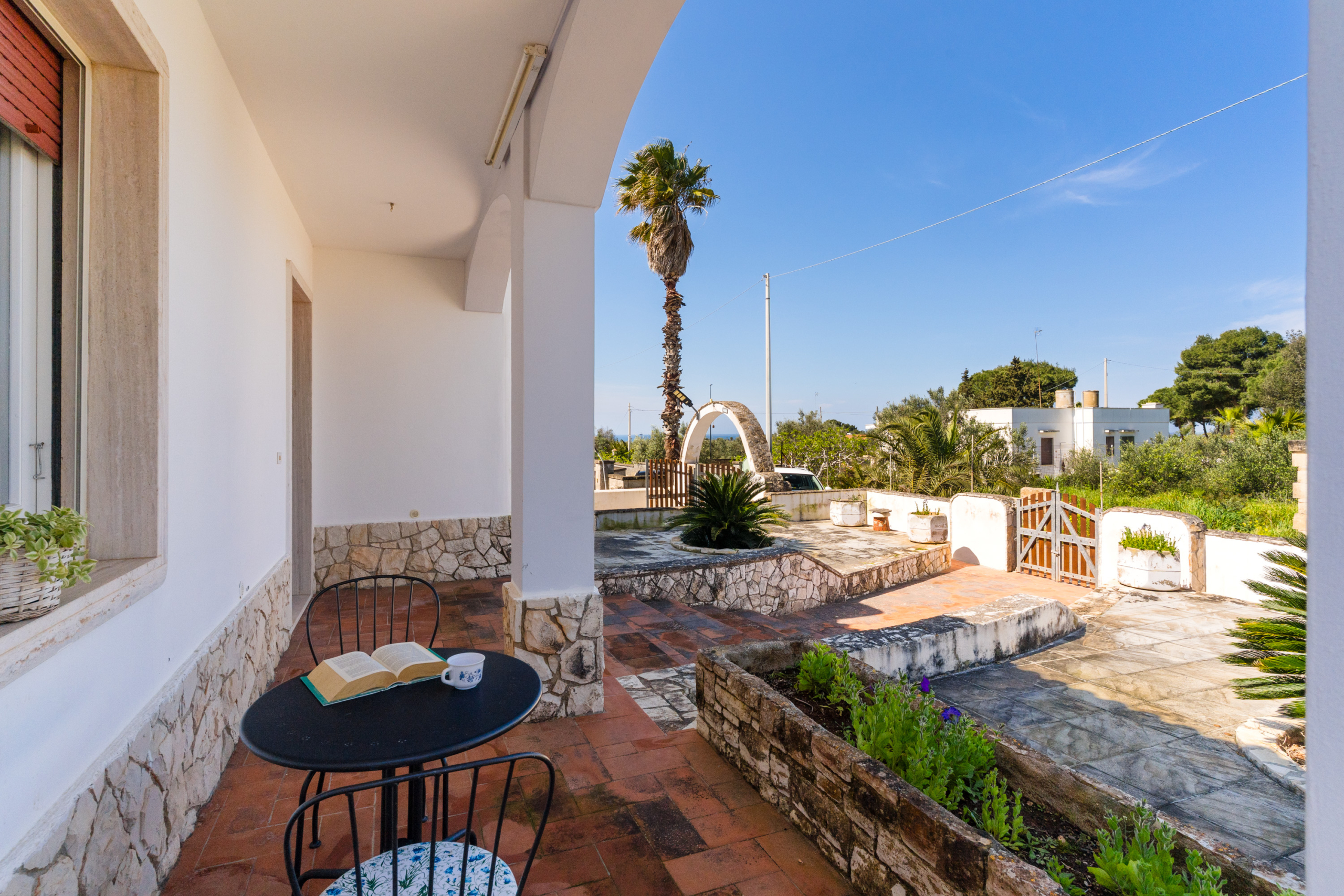 Veranda Villa Li Giannelli con vista giardino