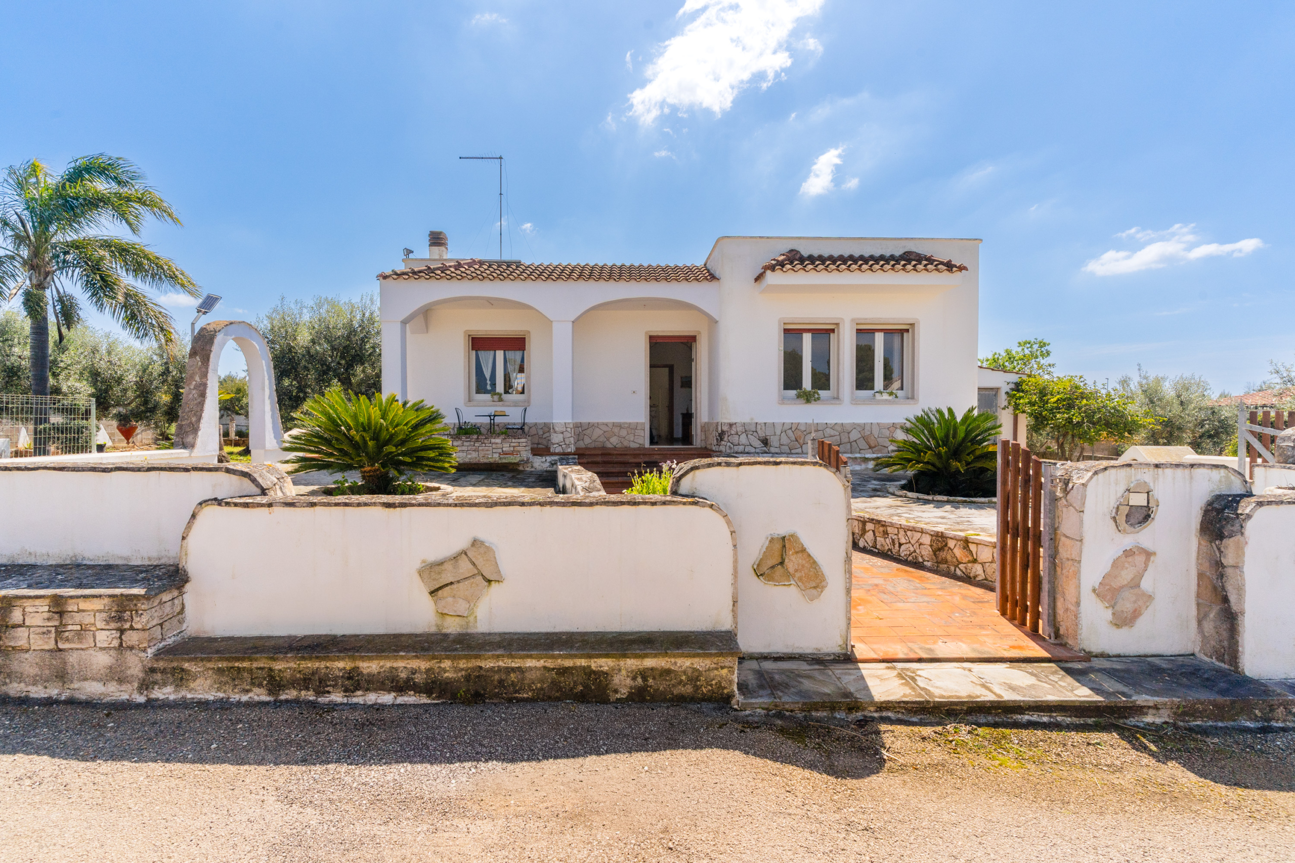 Prospetto esterno di Villa Li Giannelli con verande e giardino vicino Gallipoli.