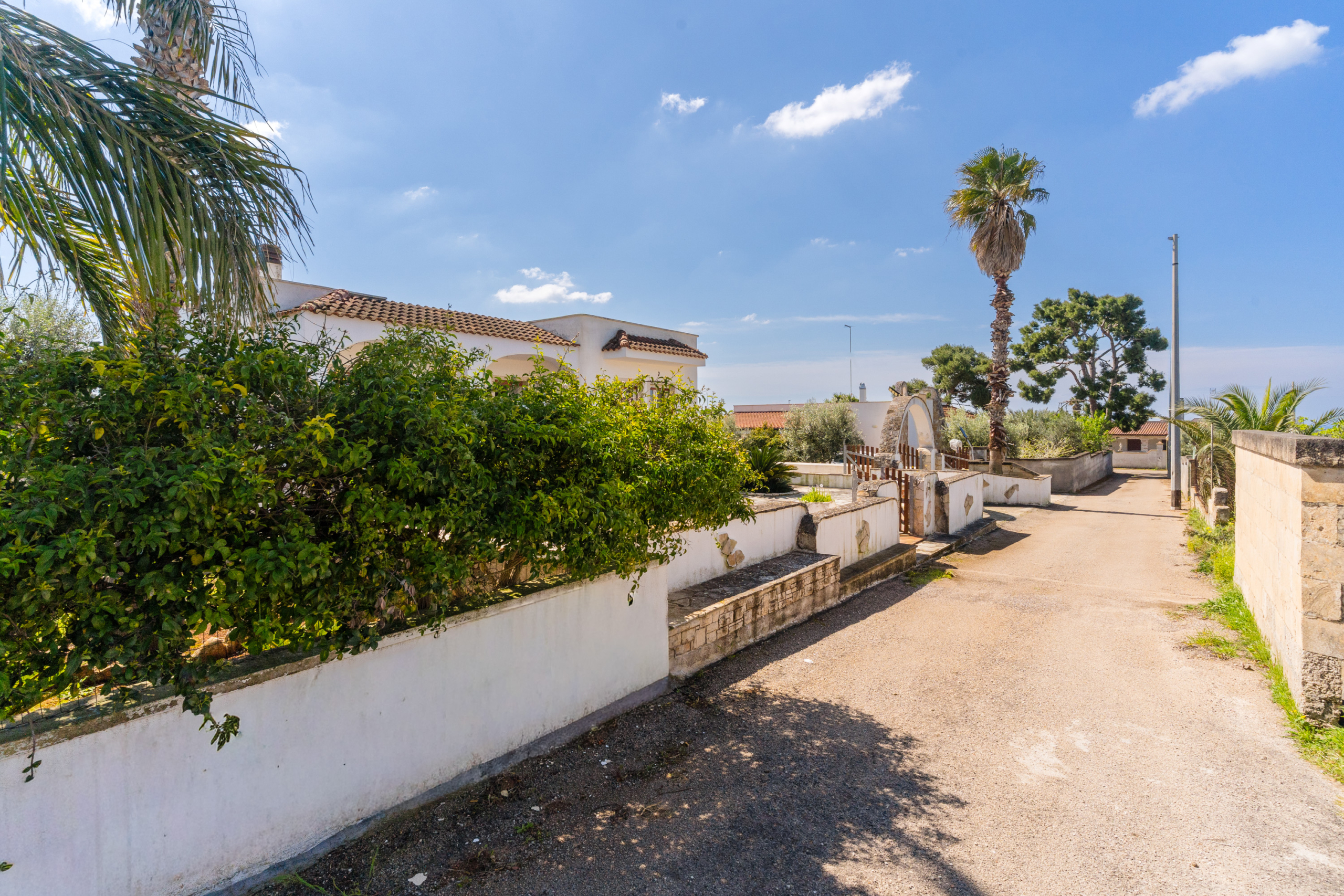Prospetto esterno di Villa Li Giannelli con verande e giardino vicino Gallipoli.