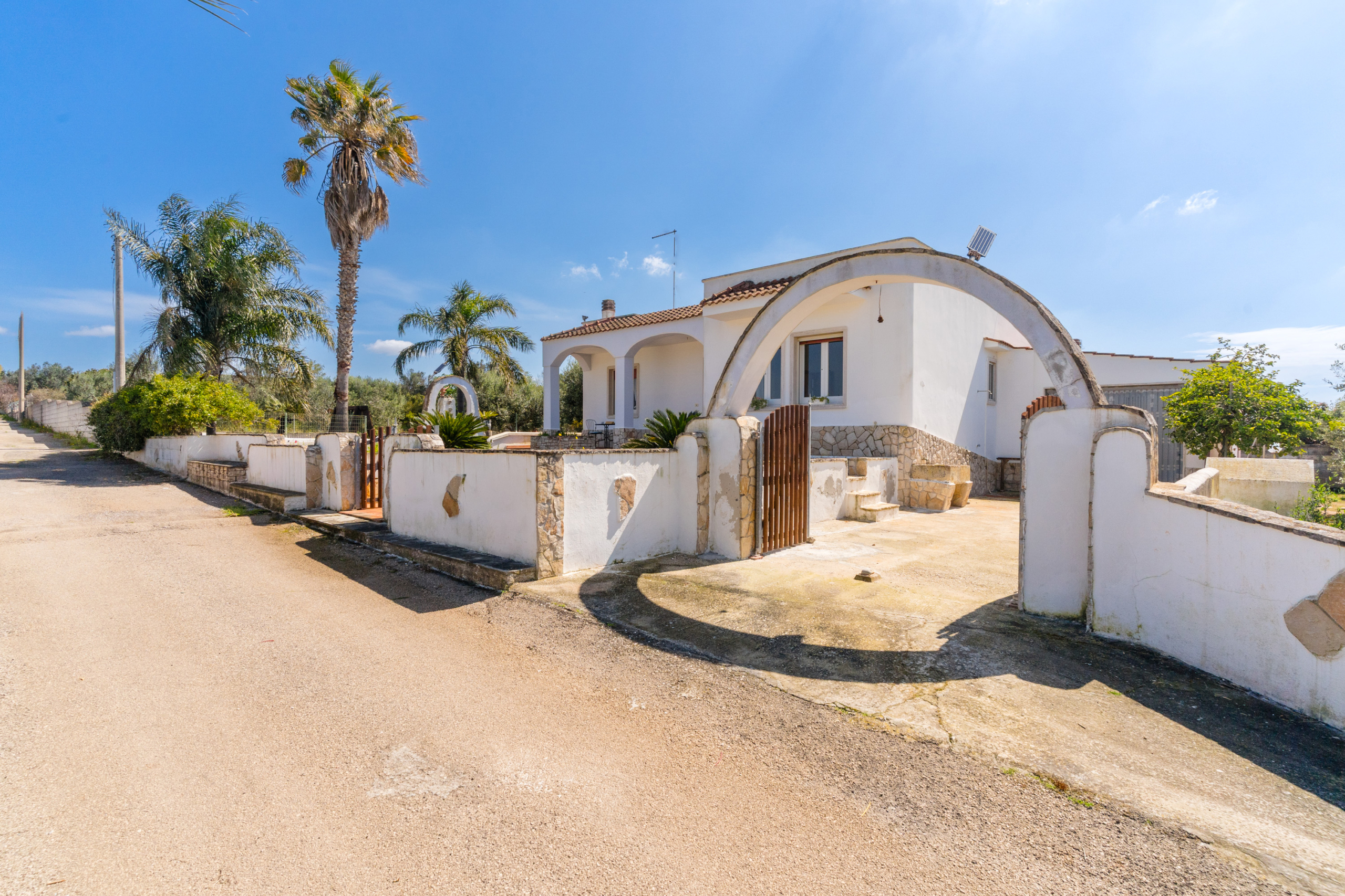 Prospetto esterno di Villa Li Giannelli con verande e giardino vicino Gallipoli.