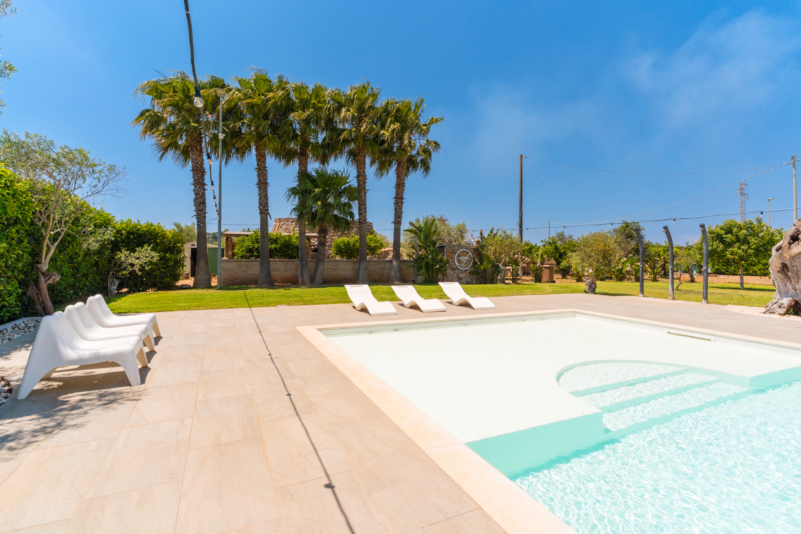 piscina grande con lettini prendisole villa federico countryside