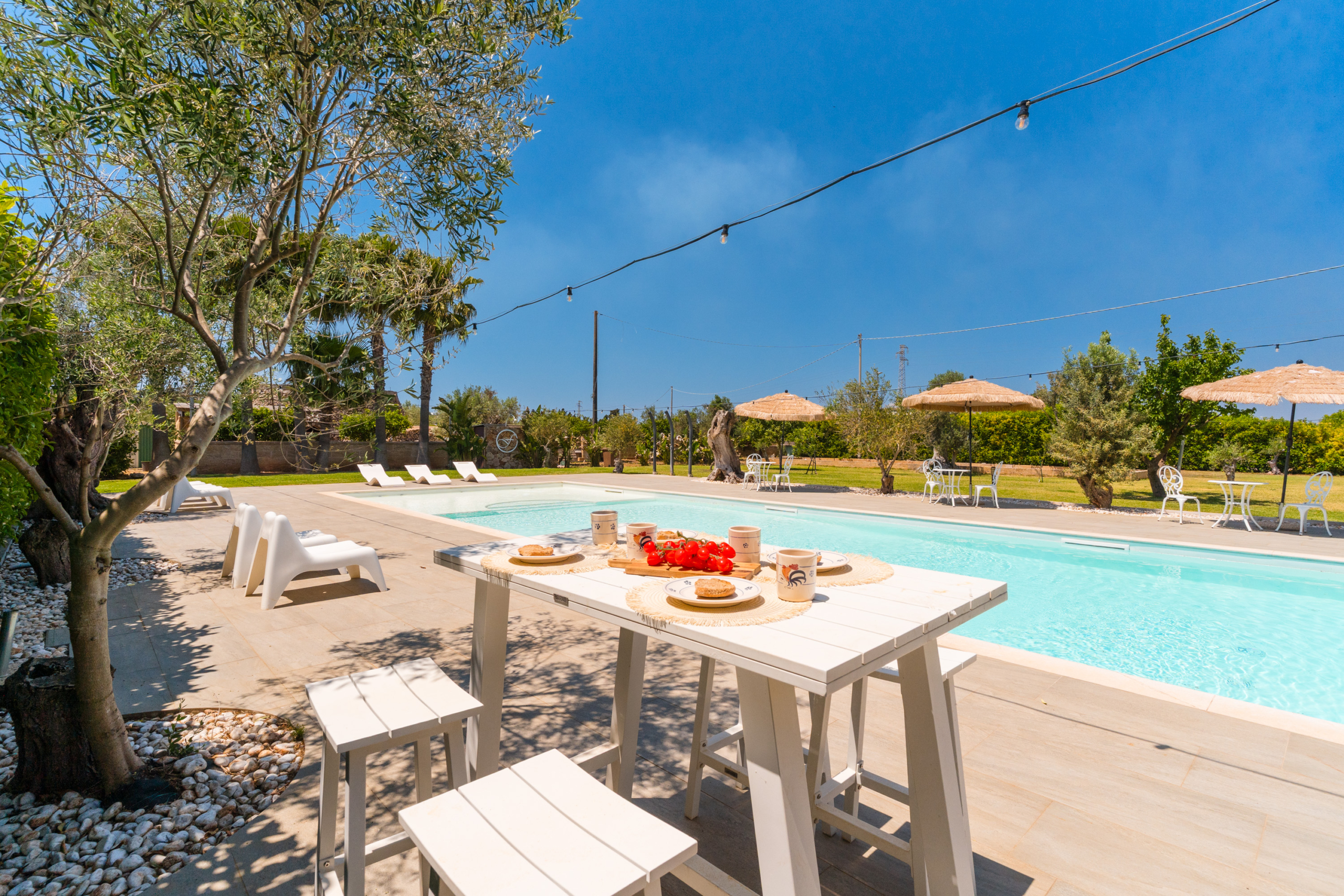 piscina grande tavolini villa federico countryside