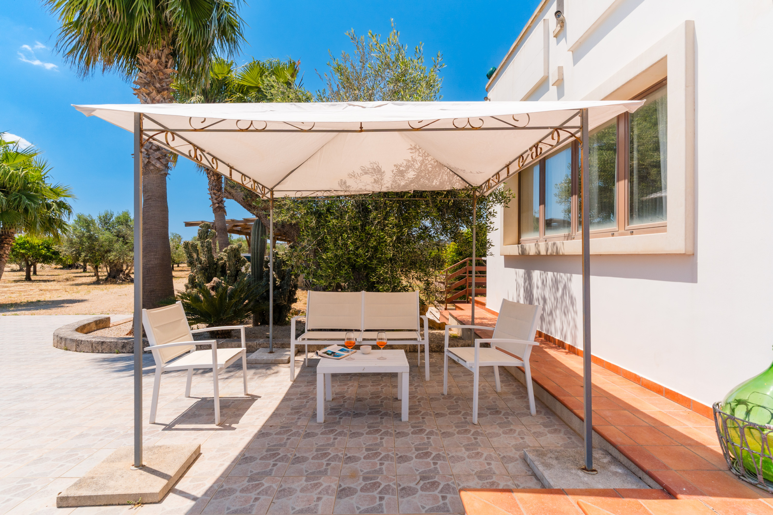 esterno tavolo con gazebo villa federico countryside