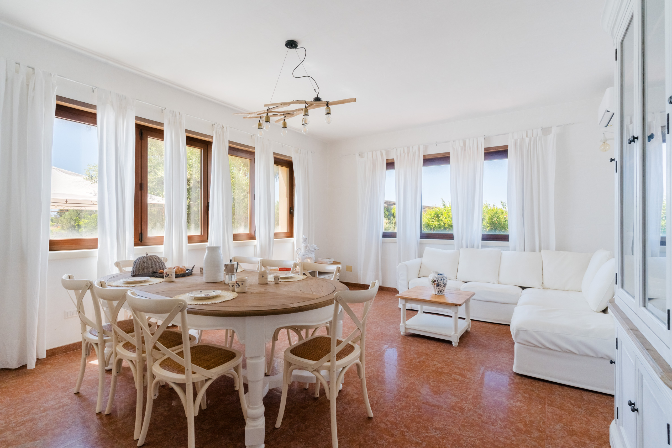 sala pranzo con divano villa federico countryside