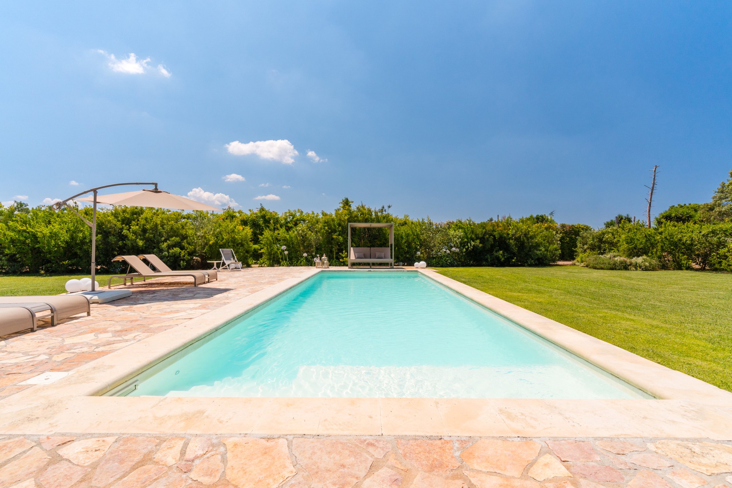 piscina attico villa cucci lettini prendisole