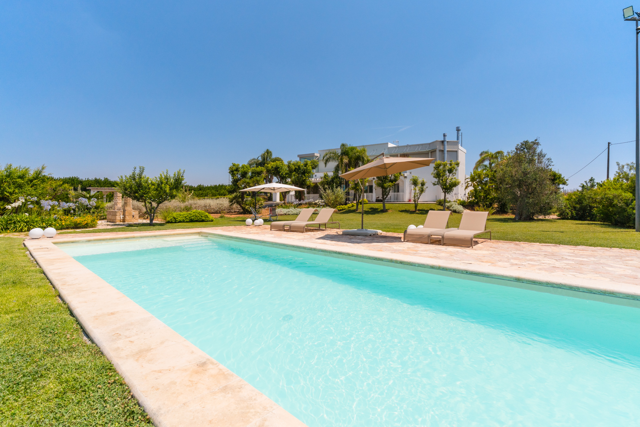 vista sulla piscina attico cucci