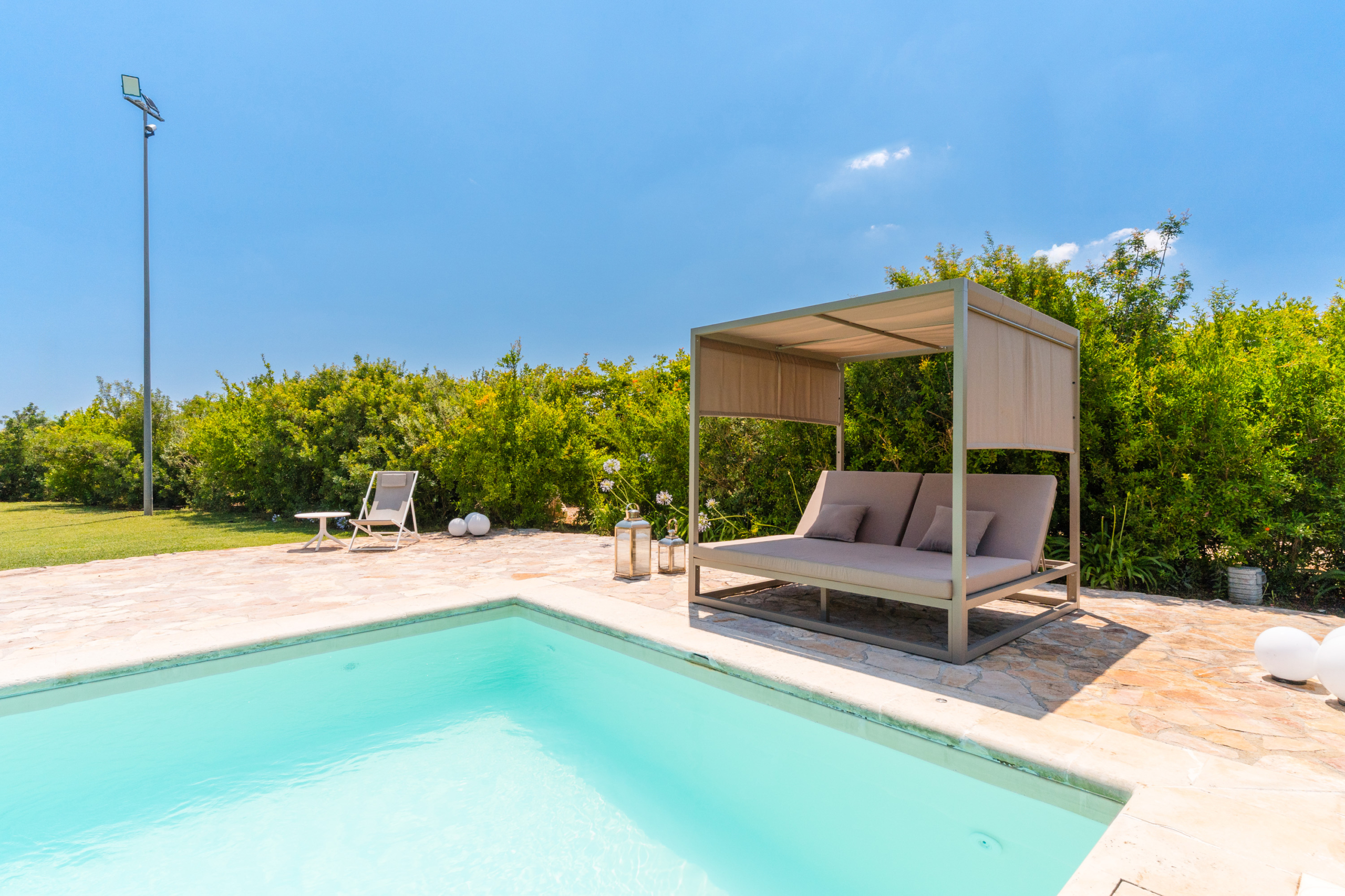 divanetto piscina attico villa cucci