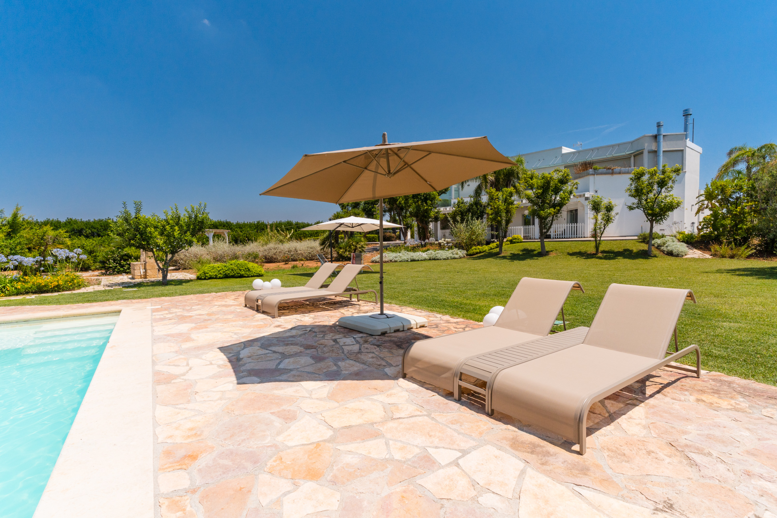 lettini prendisole con ombrellone attico villa cucci