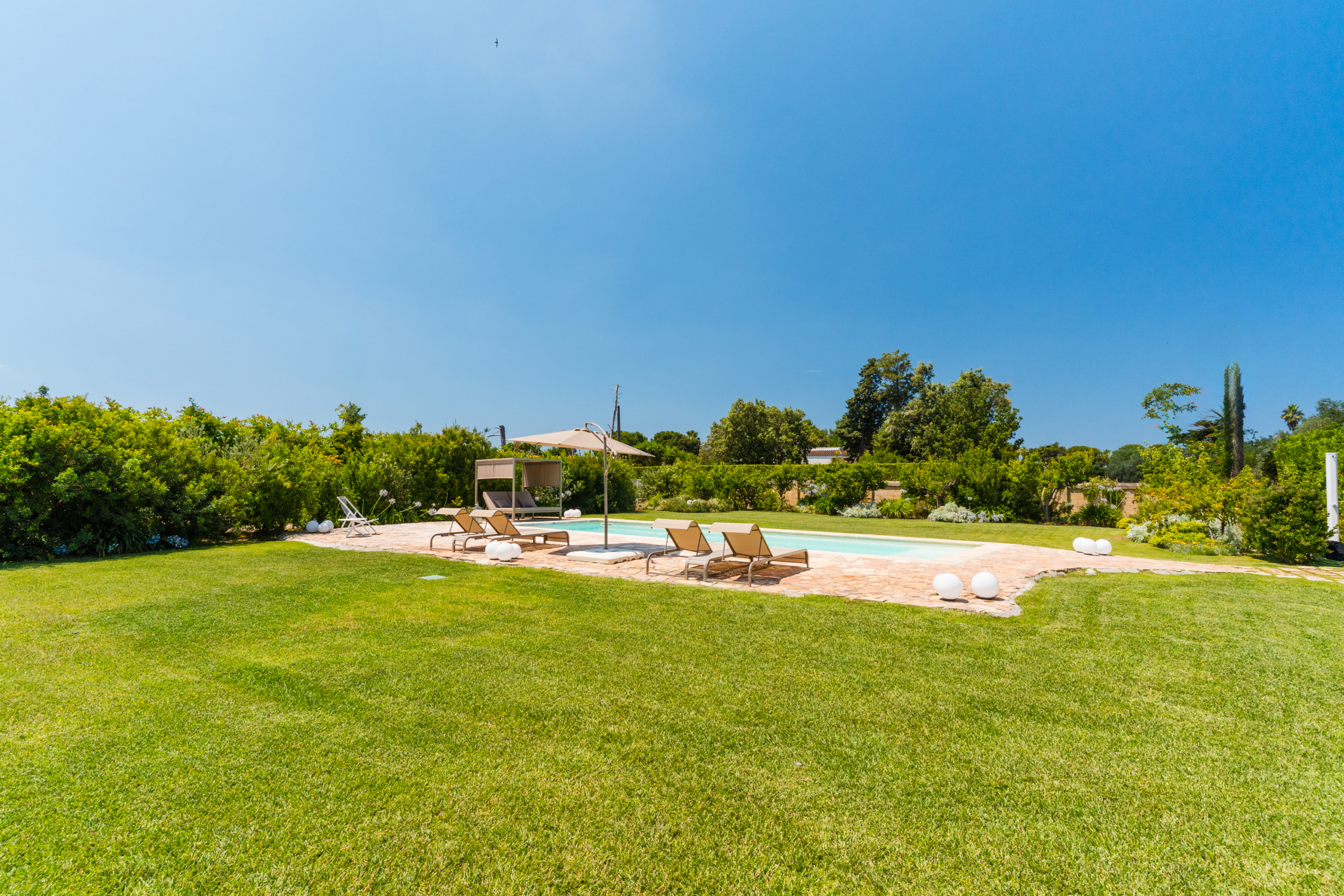 vista sul giardino con prato attico villa cucci
