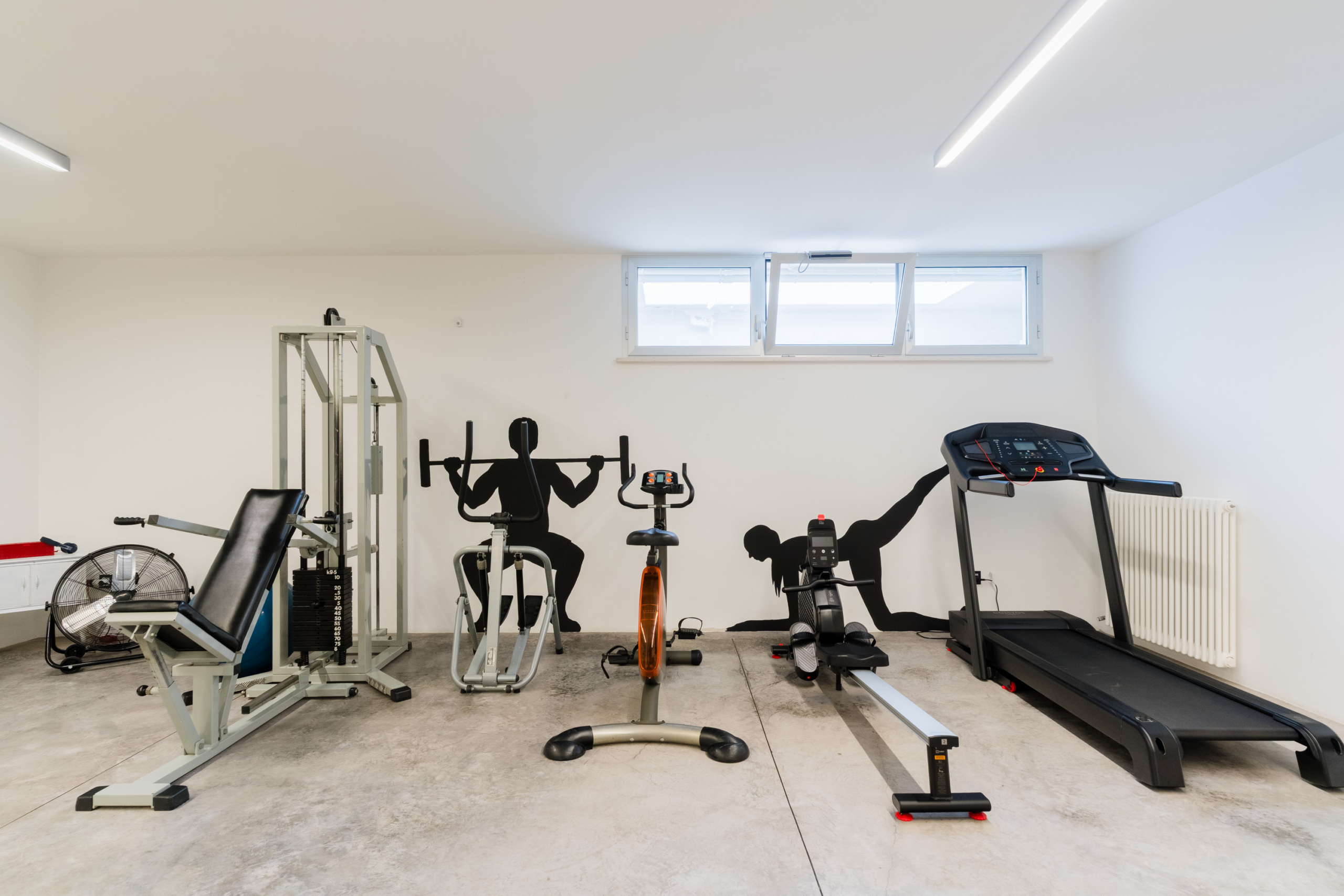 attrezzi e finestra della palestra attico villa cucci