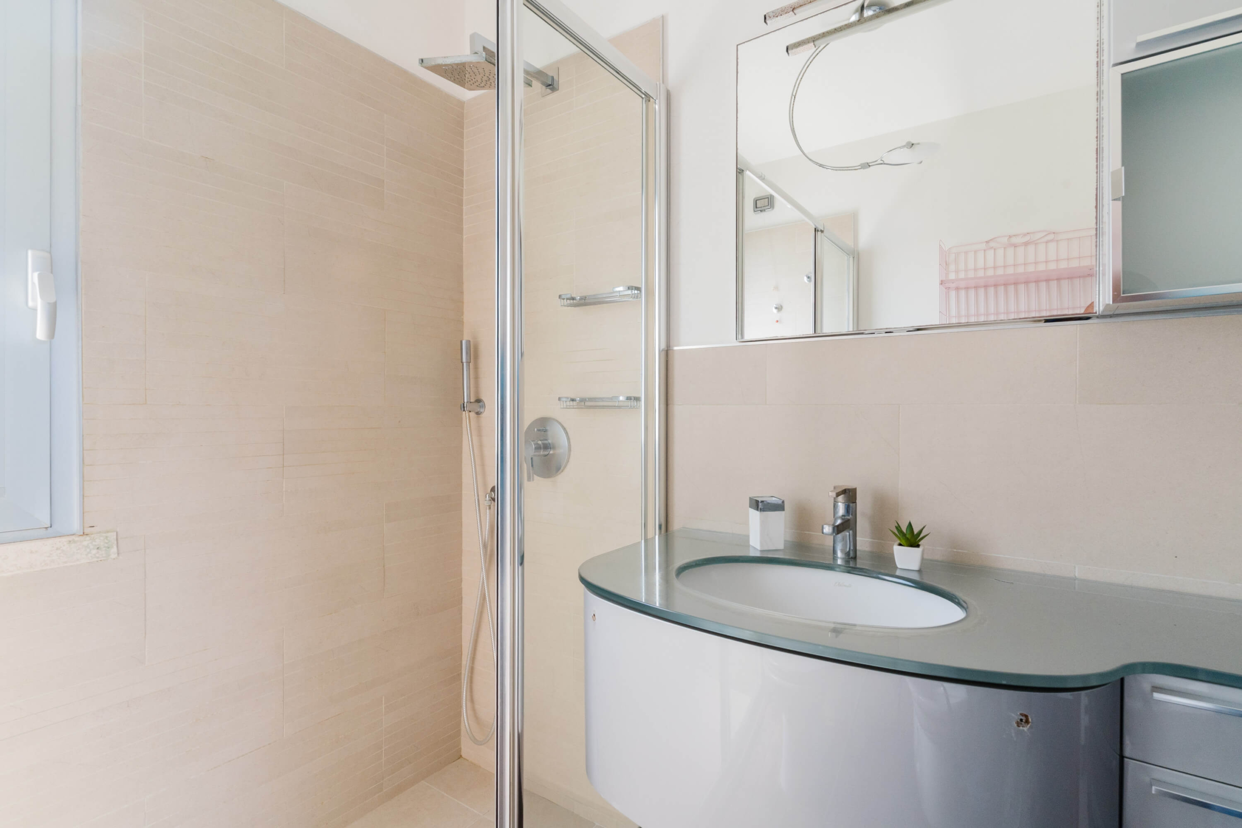 lavandino e doccia bagno attico cucci
